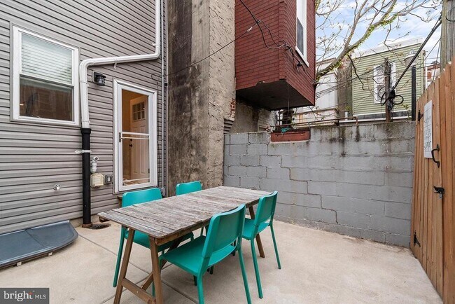Building Photo - 2344 S Beulah St