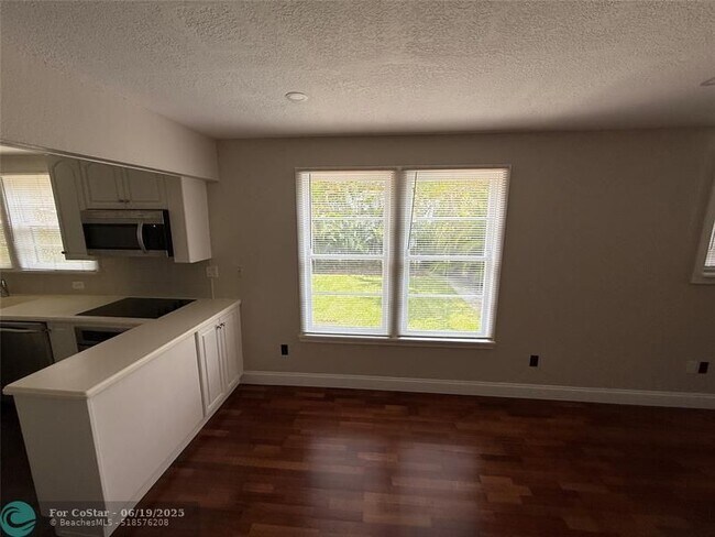 Building Photo - 5025 SW 64th Ave