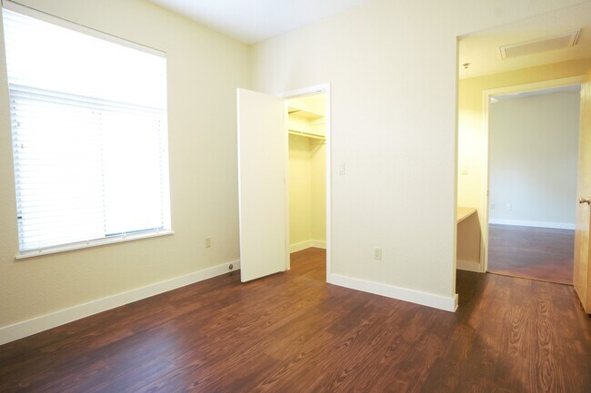 Building Photo - UT WEST CAMPUS - PRELEASE 8/15/2024 2 bed 2 bath