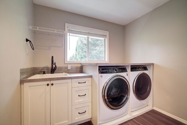 Building Photo - 5Bd/3.5Ba Newcastle House
