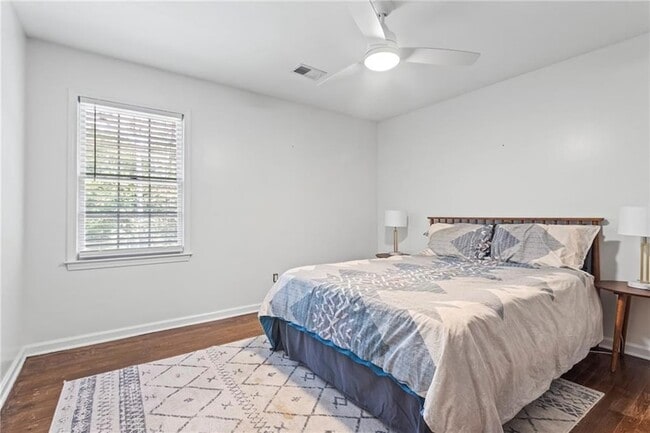 Building Photo - 3201 Lakeridge Dr SE