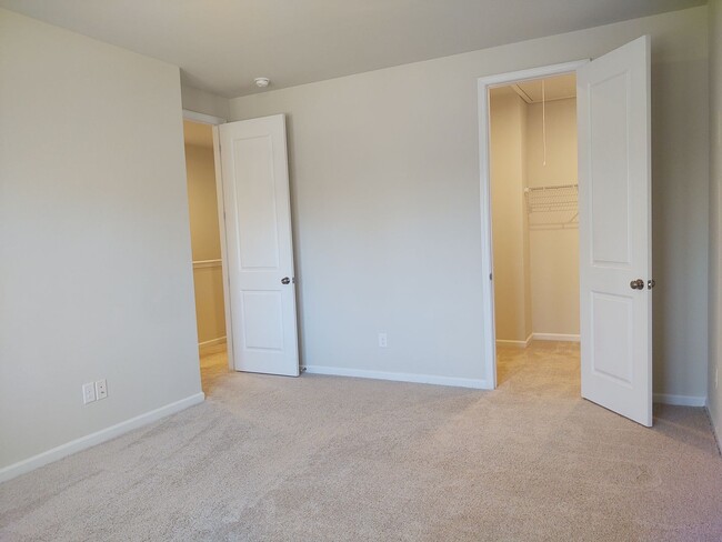 Building Photo - Move-in ready Townhome located in the Perg...