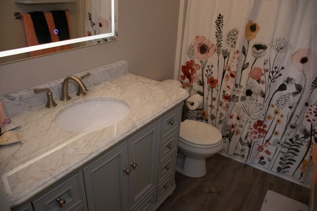 Building Photo - Beautiful 3 bedroom 2 1/2 bath