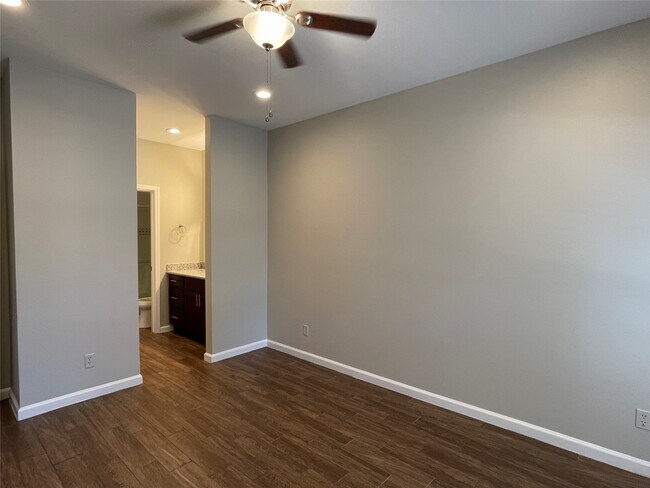 Building Photo - 6500 Harbor Town Dr