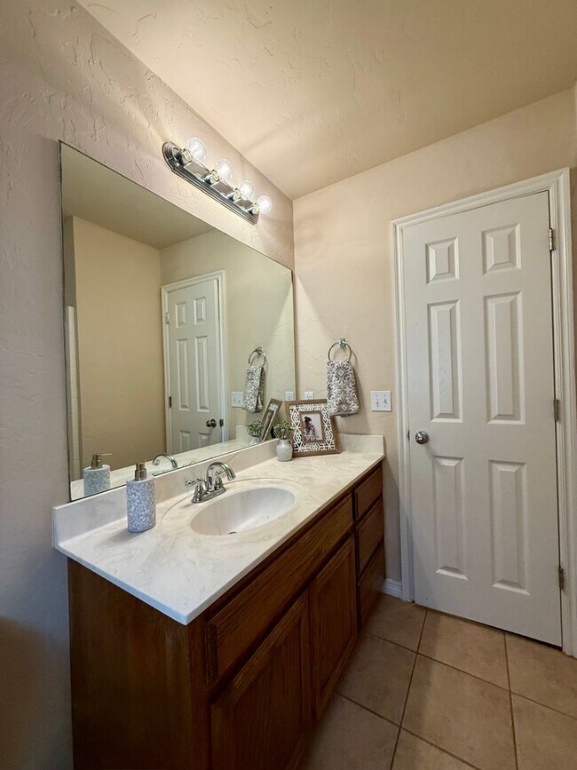 Building Photo - Spacious Home in Apple Valley- Moore