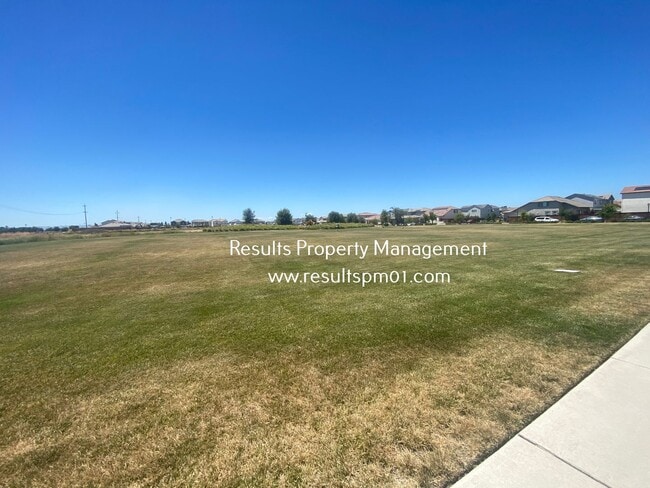 Building Photo - Must See! Lovely Former Model Smart Home 4 Bed 3 Bath