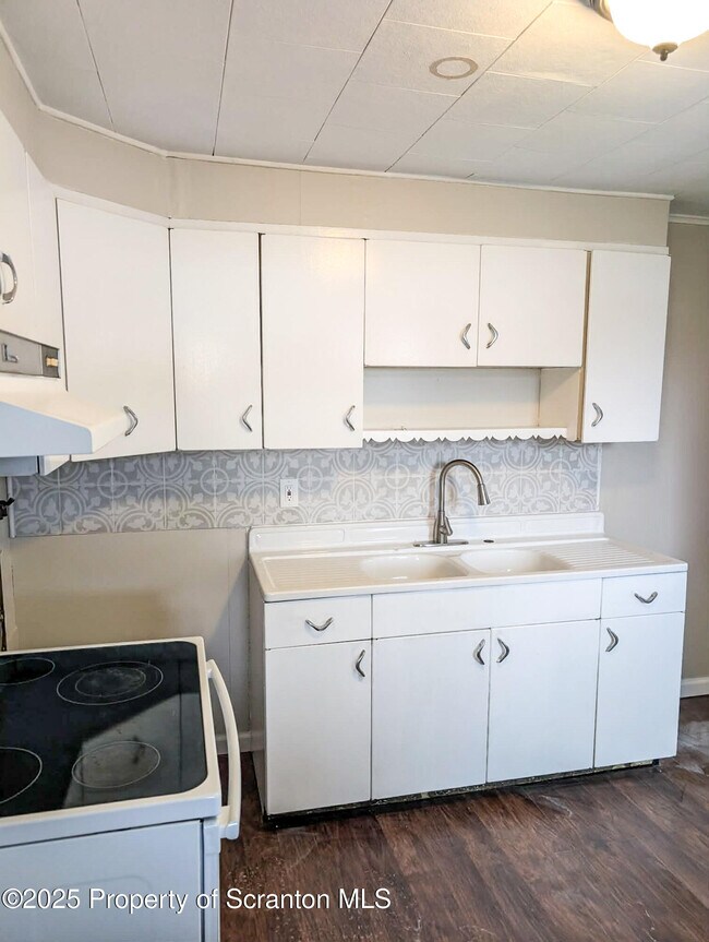 Building Photo - 833 George St