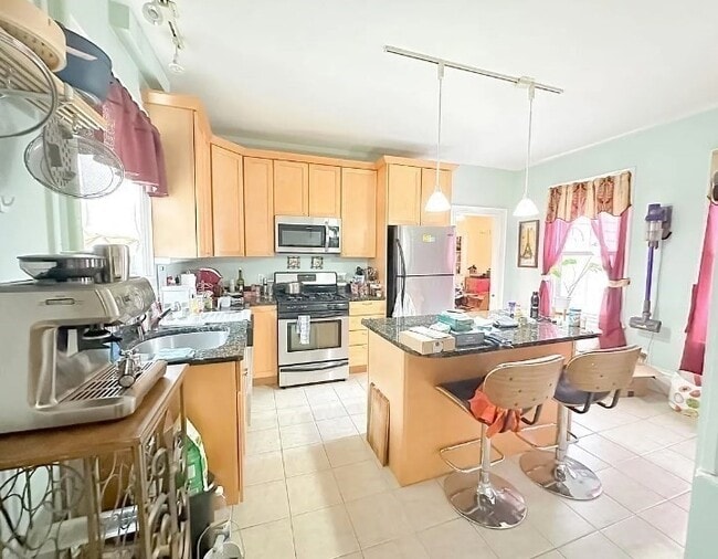 Building Photo - 7 Sargent Ave