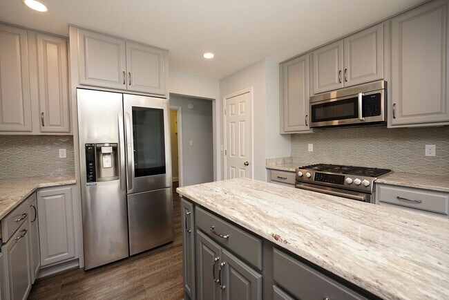 Building Photo - Spacious 5-Bedroom Home in Gated Parkwood ...