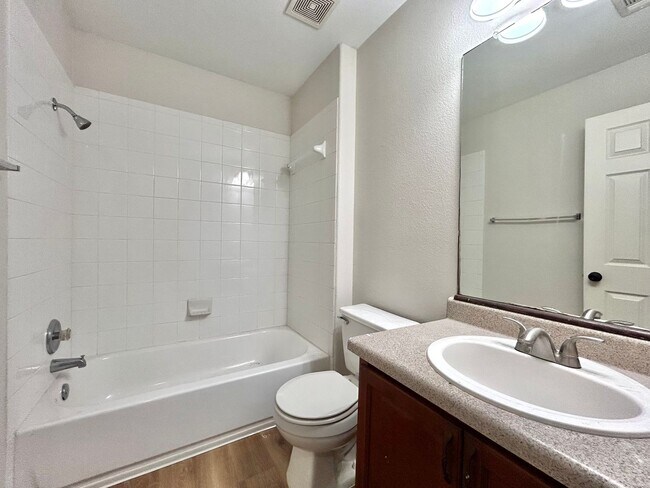 Building Photo - Inviting 4/BR 2/BA Home with Spacious Back...