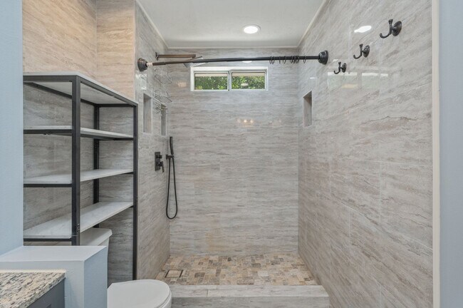Building Photo - Completely Renovated Home in Niceville!