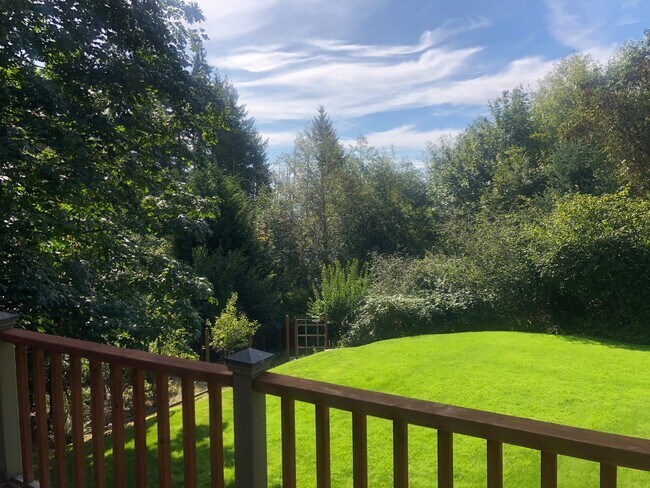 Building Photo - Gorgeous Bainbridge Estate available now.....