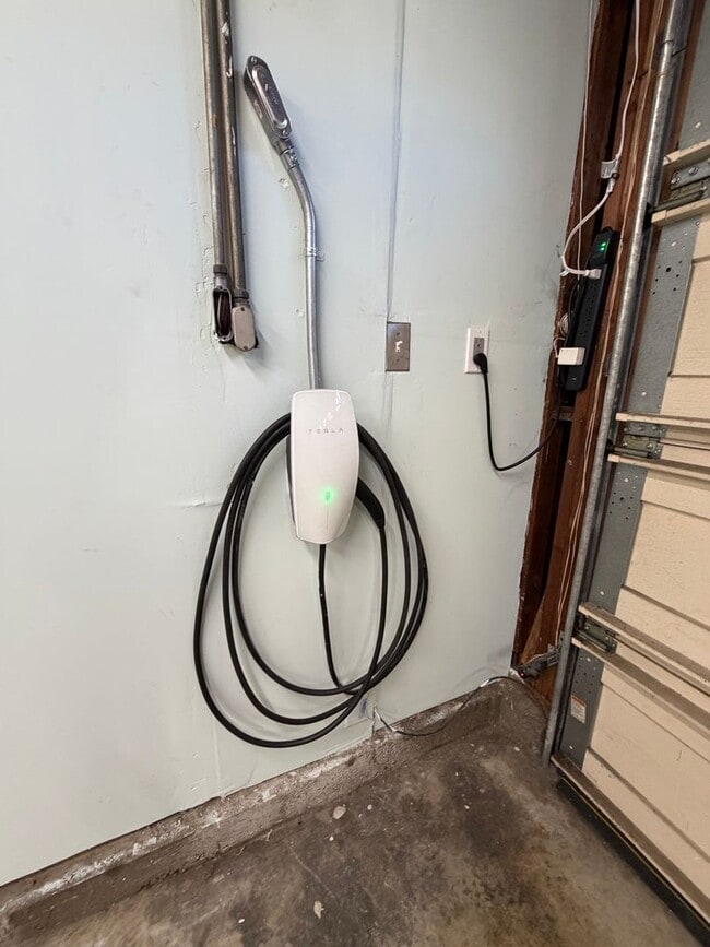 Building Photo - Rare 4 Bedroom Home with Spacious Layout in Prime La Puente Neighborhood