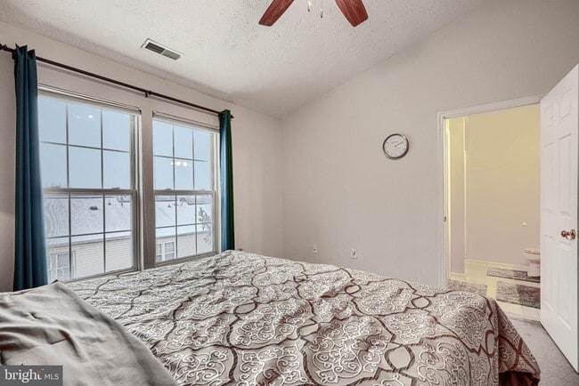 Building Photo - 10 Bluestem Ct