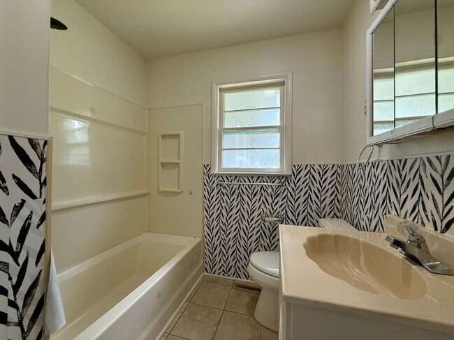 Building Photo - 5 Bedroom 2 Bathroom in Derby, KS