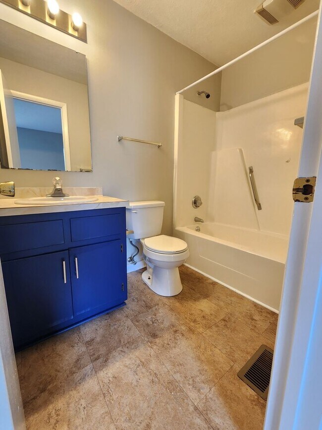 Building Photo - Town home for rent