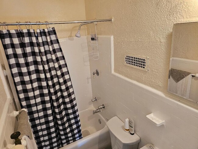 Building Photo - 936 Main St