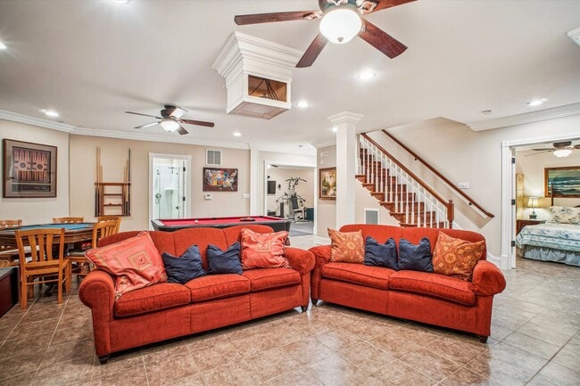 Building Photo - Stunning and Spacious Single Family Home S...