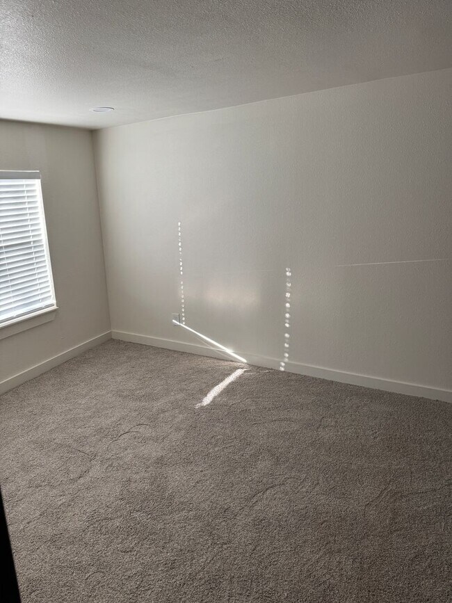 Building Photo - 4 bedroom 2 bath completely remodeled