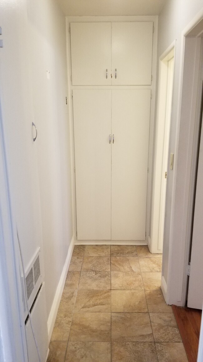 Building Photo - 7114 Haskell Ave