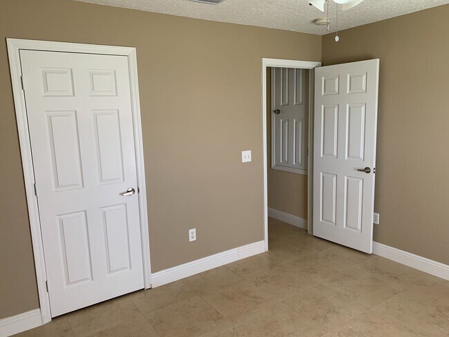 Building Photo - 4 Bedroom 2 bath CBS House with 2 car garage