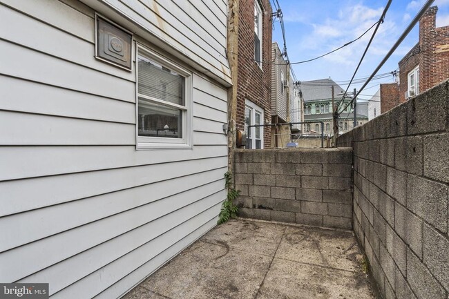 Building Photo - Vouchers Welcome to this 3 bedroom, 1 Bath...