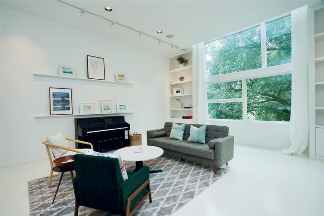 Building Photo - 1820 Southmore Blvd