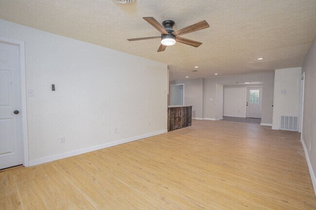 Building Photo - 4 BEDROOM 3 BATHROOM HOUSE FOR RENT