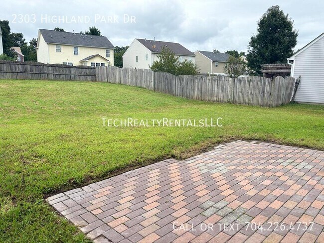 Building Photo - 2303 Highland Park Dr