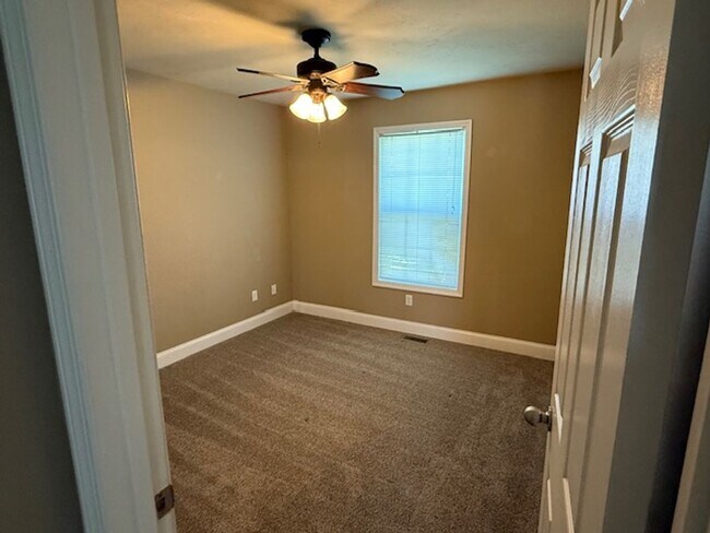 Building Photo - 417 DAHLIA