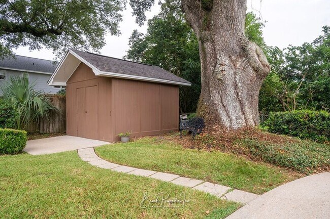 Building Photo - 6395 Duquesne Dr