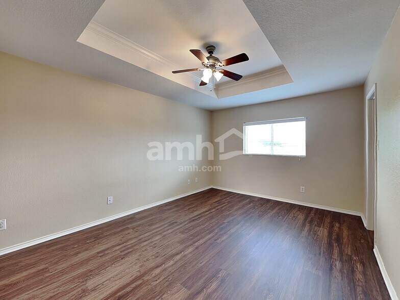 Building Photo - 9314 Silver Vis