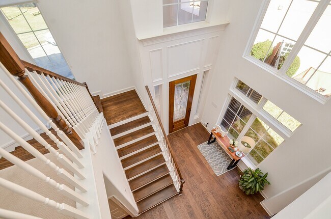 Building Photo - 2826 Tudor Manor