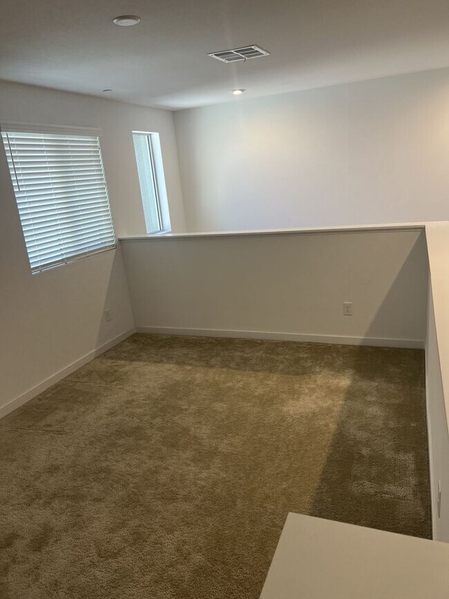 Building Photo - A Fabulous 2 Bedroom, 2 Bathroom townhome ...