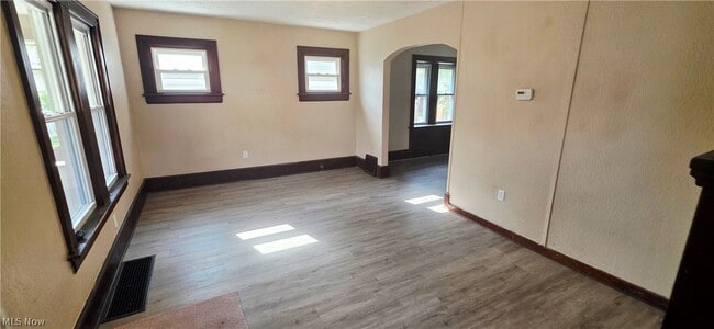 Building Photo - 147 Brighton Dr