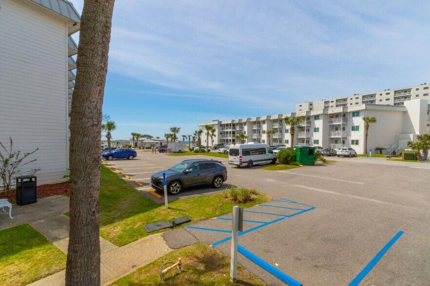 Building Photo - 400 Plantation Rd