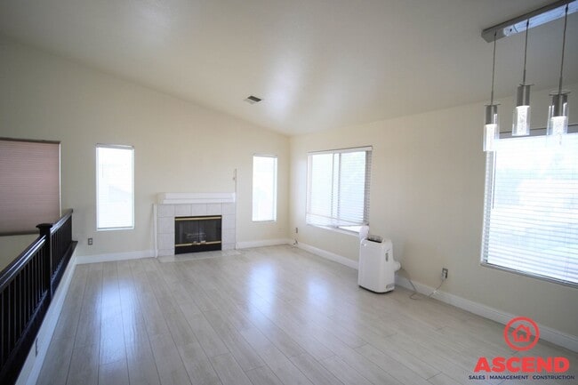 Building Photo - Charming 3 Bed 2.5 Bath Home Located Off of White Lane and Gosford!