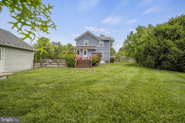 Building Photo - 705 Dranesville Rd