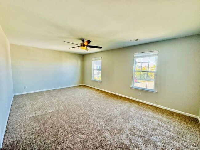 Building Photo - 4 bed 2.5 bath located in The Links at Way Station!! Available in August!!
