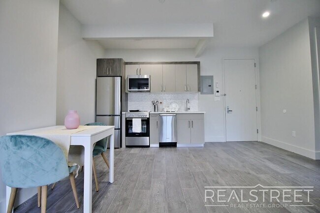 Building Photo - Giant 1 BED in Bushwick!
