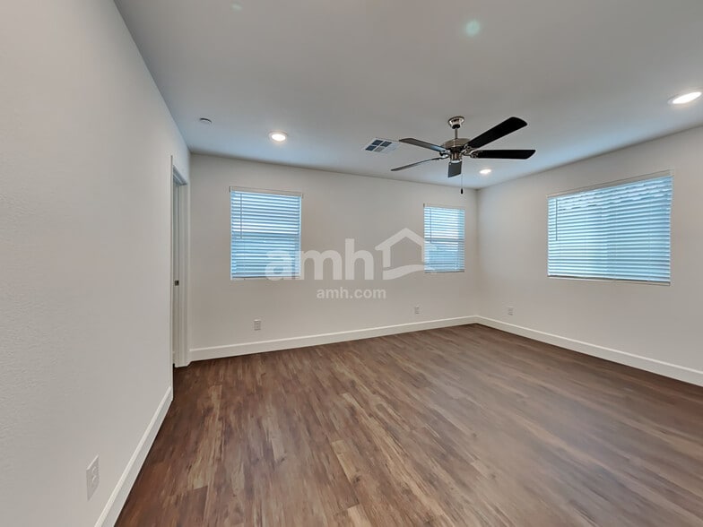 Building Photo - 136 Charmante Tulip Ln