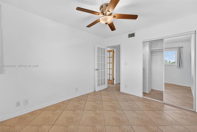 Building Photo - 3000 NE 5th Terrace