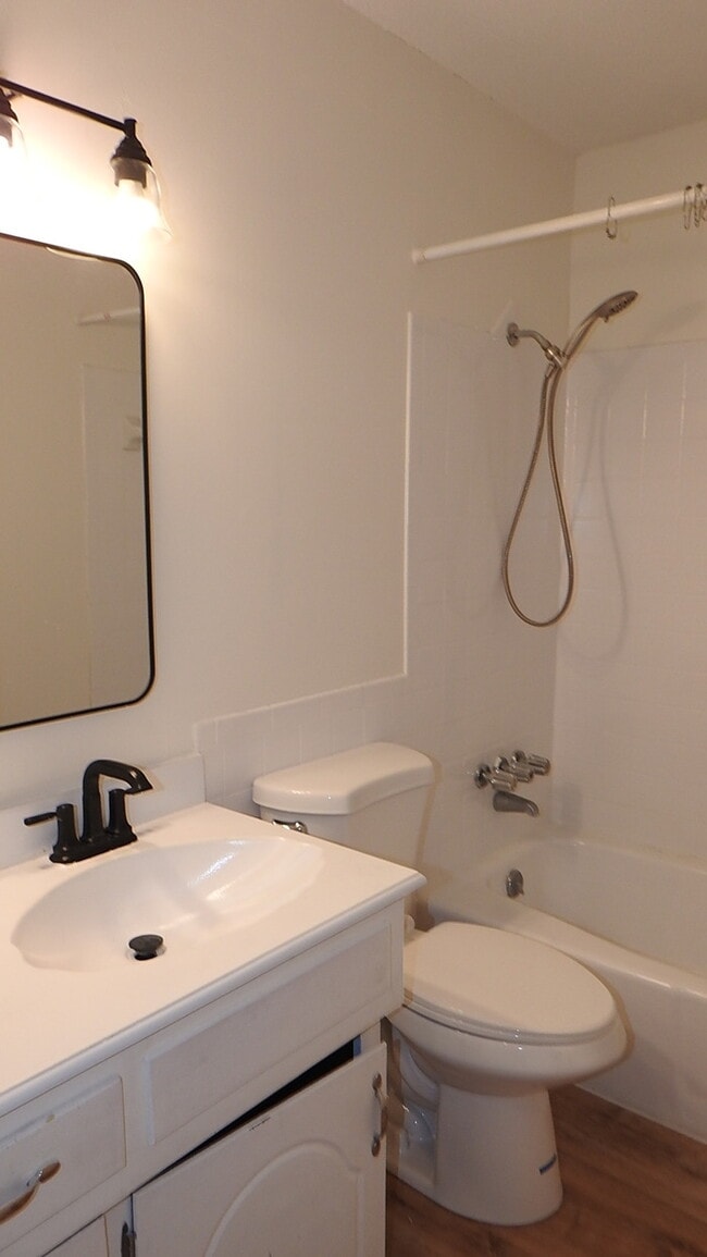 Building Photo - Rental Ready- Townhome in Raytown - 3bed 1...