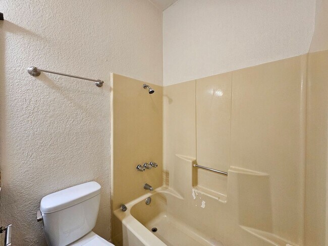 Building Photo - AVAILABLE NOW!