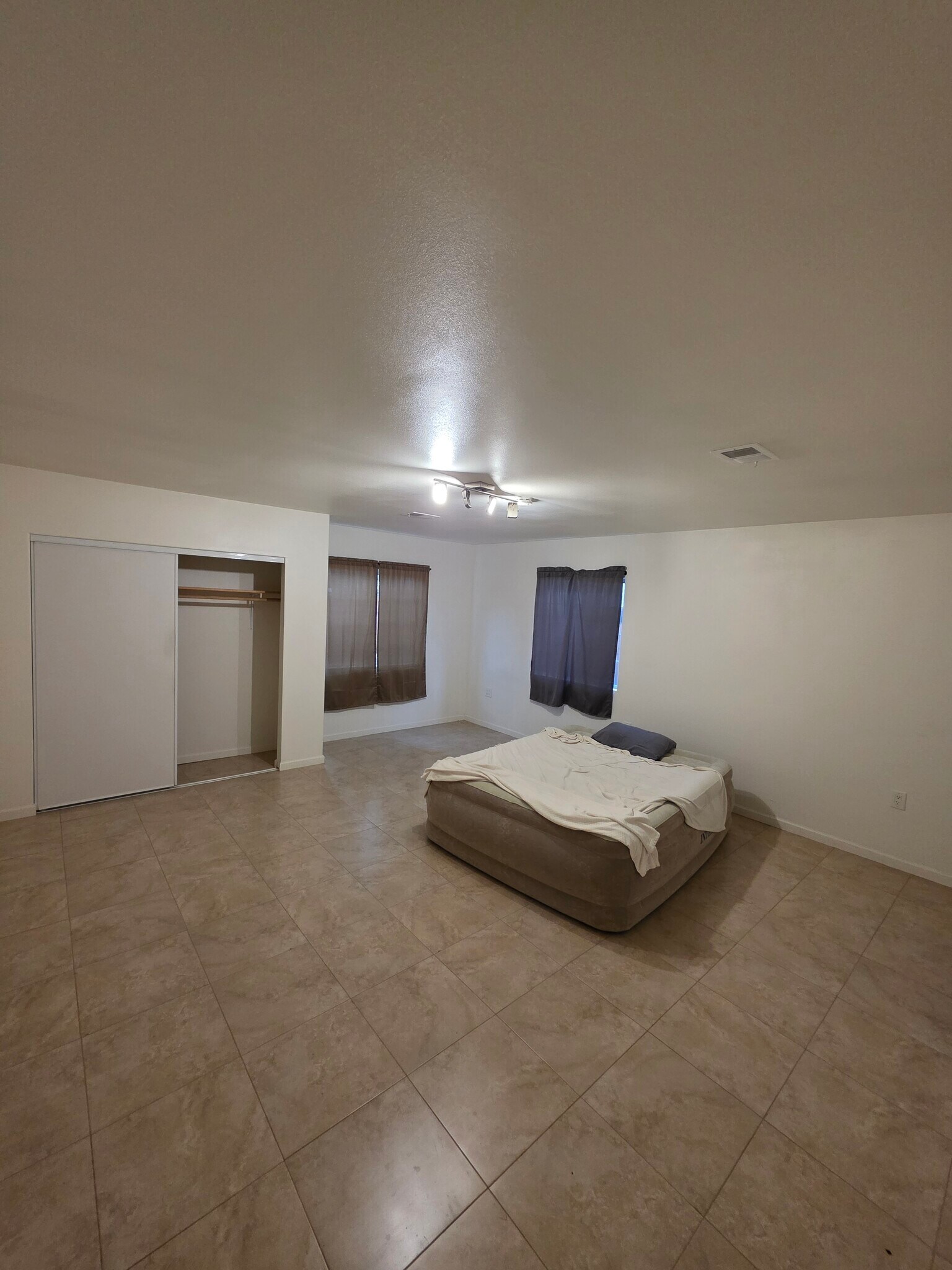 Master bedroom - 770 E 12th St