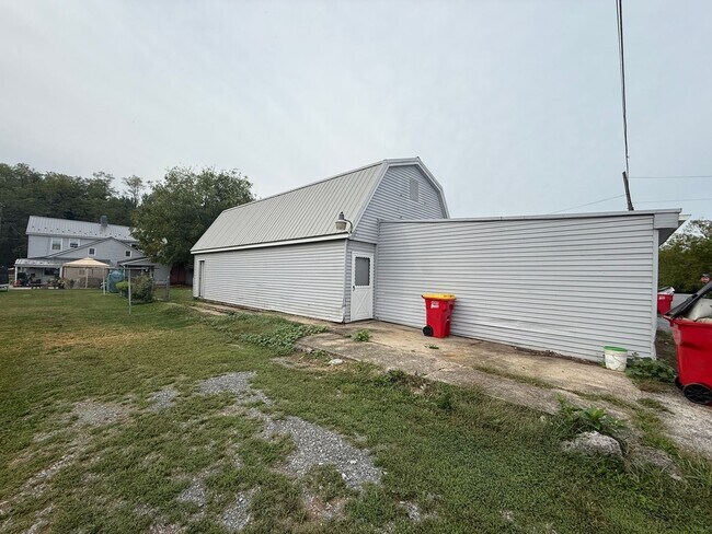 Building Photo - 2 bedroom possibly 3 with oversized Garage...