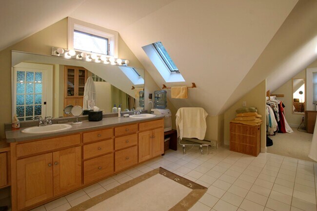 Building Photo - 3910-3912 Thomas Ave South