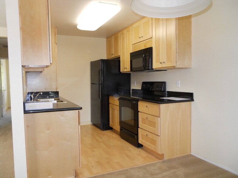 Building Photo - 900 Cambridge Dr