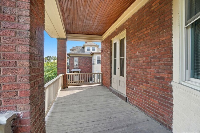 Building Photo - 6 Bed/3 Bath Remodeled Hyde Park Home w/Ce...