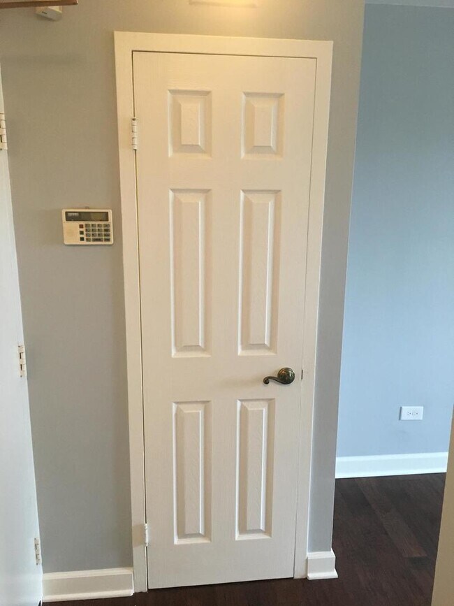 Building Photo - 6161 N Hoyne Ave